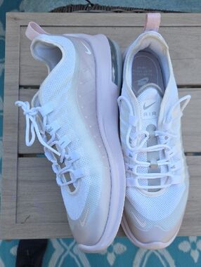 Nike Women's White and Pale Pink Low-Top Sneakers